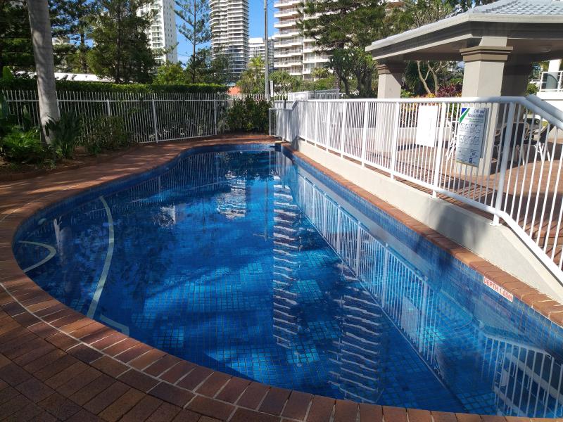 pool cleaner Main Beach