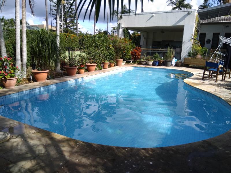 pool cleaner Broadbeach Waters