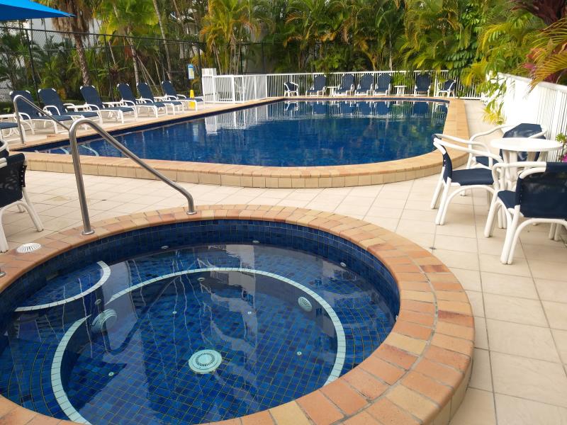 pool cleaner Broadbeach