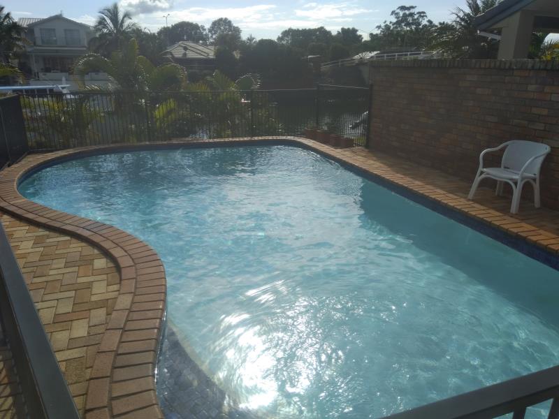 pool cleaner Runaway Bay