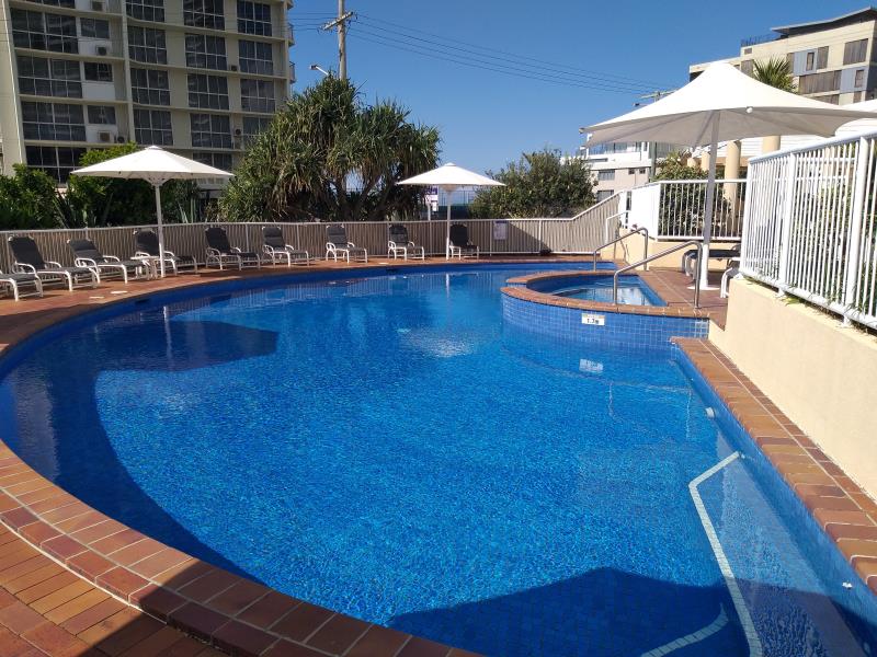 pool cleaner Main Beach
