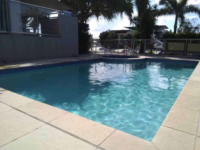 pool cleaner Runaway Bay