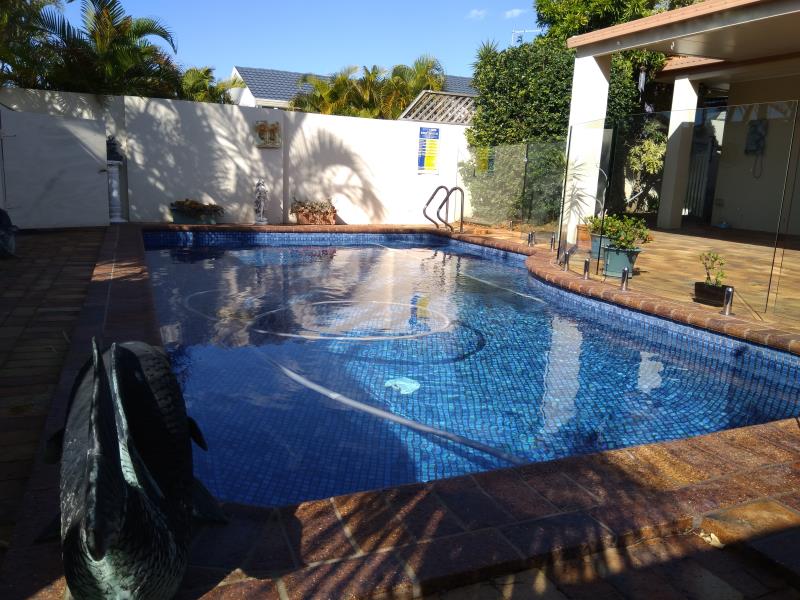 pool cleaner Runaway Bay