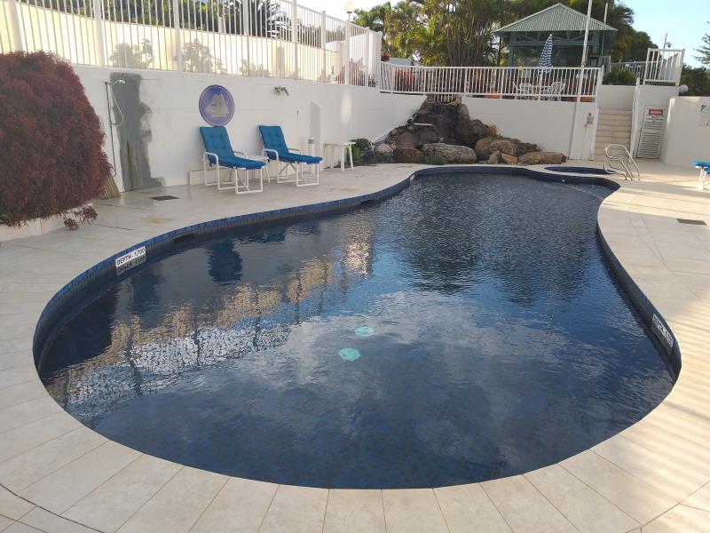 pool cleaner Runaway Bay