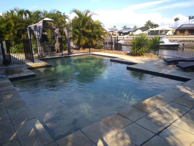 pool cleaner Runaway Bay