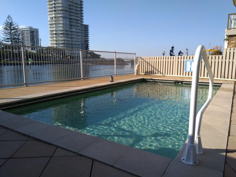 pool cleaner Runaway Bay