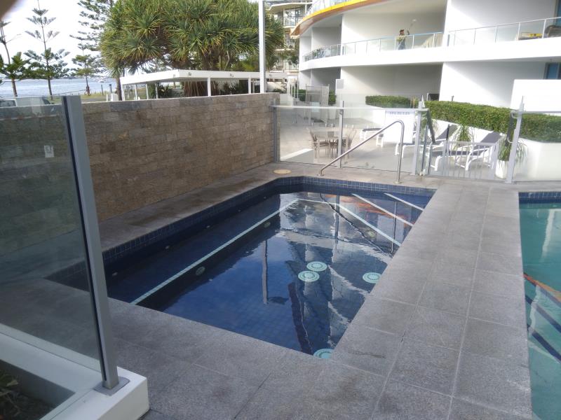 pool cleaner Biggera Waters