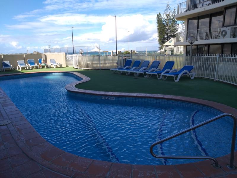 pool cleaner Broadbeach