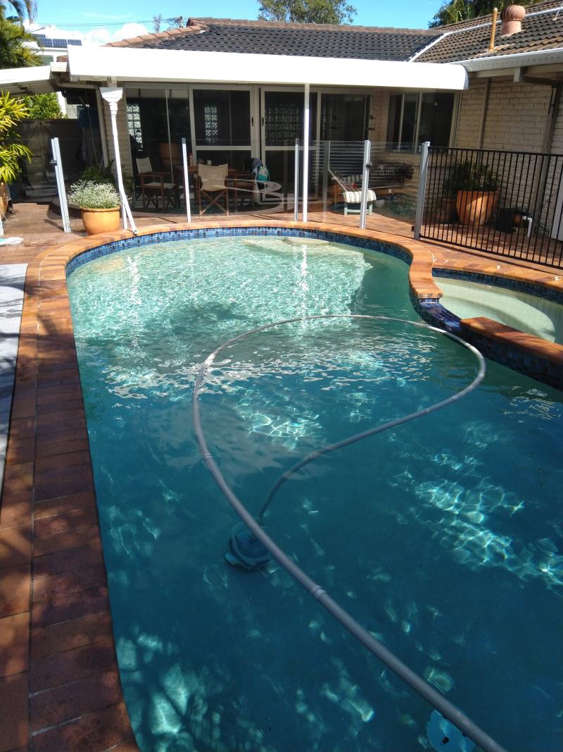 pool cleaner Broadbeach