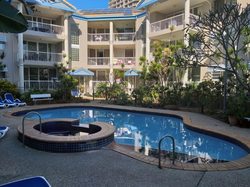 pool cleaner Broadbeach