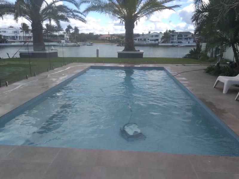 pool cleaner Broadbeach