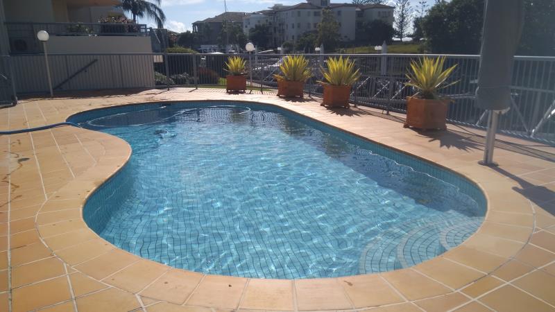 pool cleaner Runaway Bay