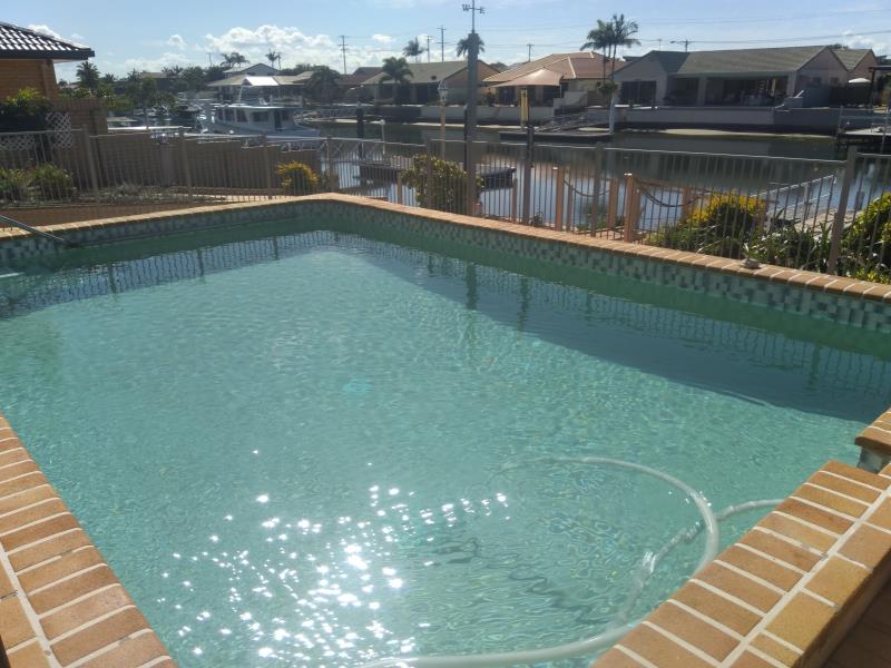 pool cleaner Runaway Bay
