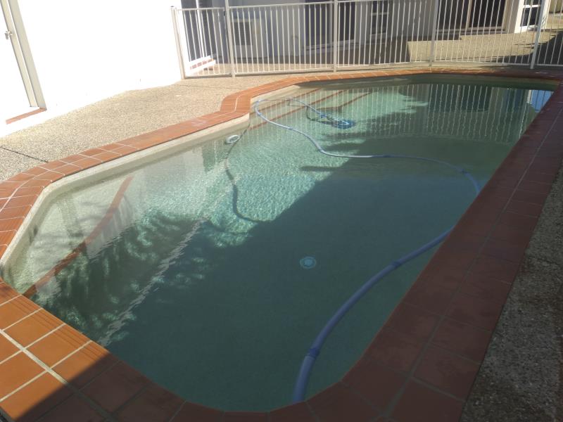 pool cleaner Runaway Bay