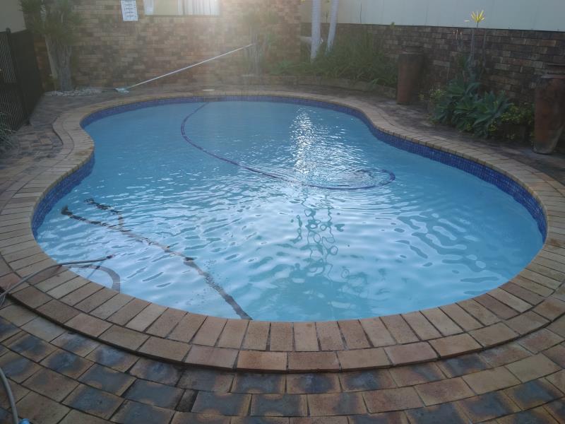 pool cleaner Runaway Bay