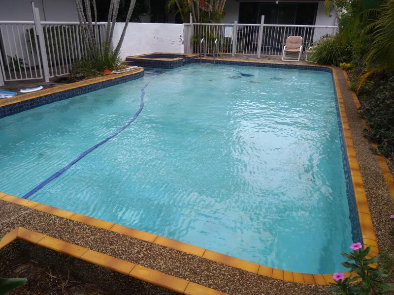 pool cleaner Paradise Point