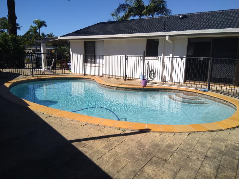 pool cleaner Broadbeach Waters