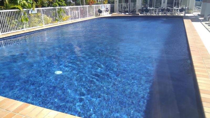 pool cleaner Broadbeach