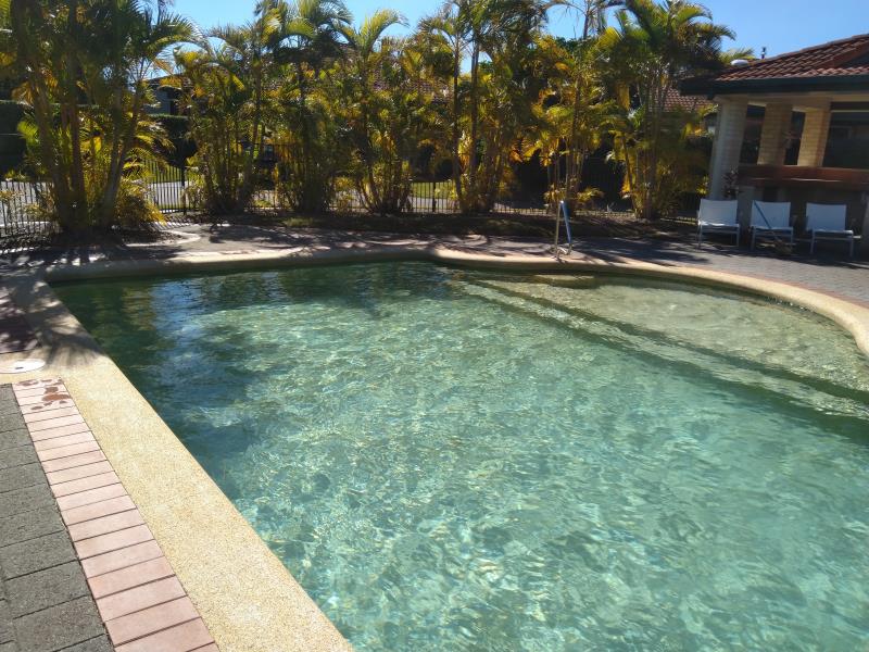 pool cleaner Runaway Bay