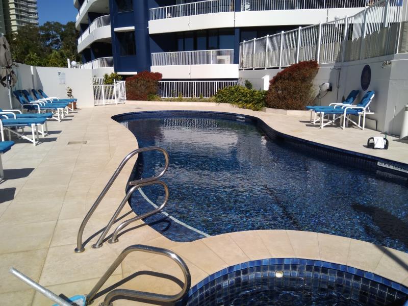 pool cleaner Runaway Bay