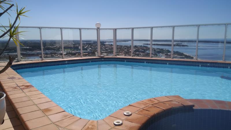 pool cleaner Runaway Bay