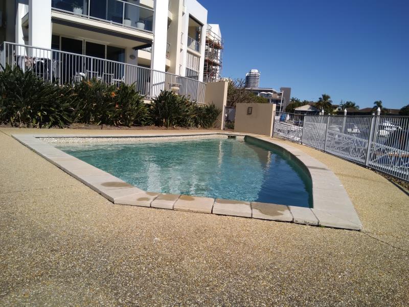 pool cleaner Runaway Bay