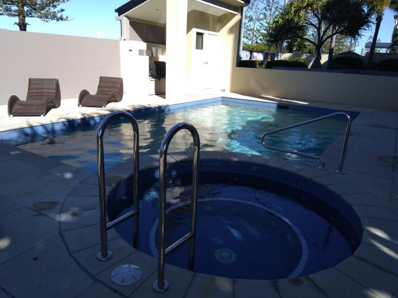pool cleaner Runaway Bay