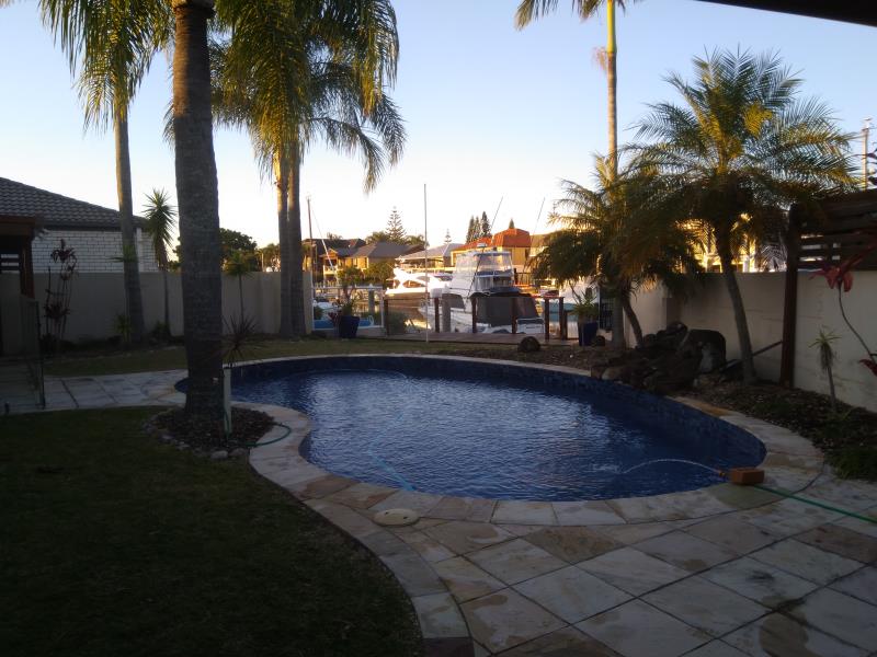 pool cleaner Runaway Bay
