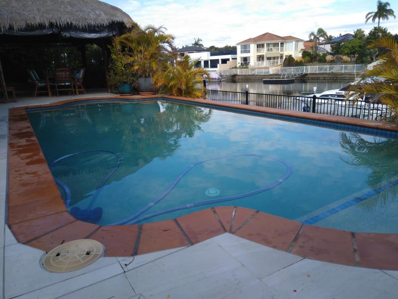pool cleaner Runaway Bay