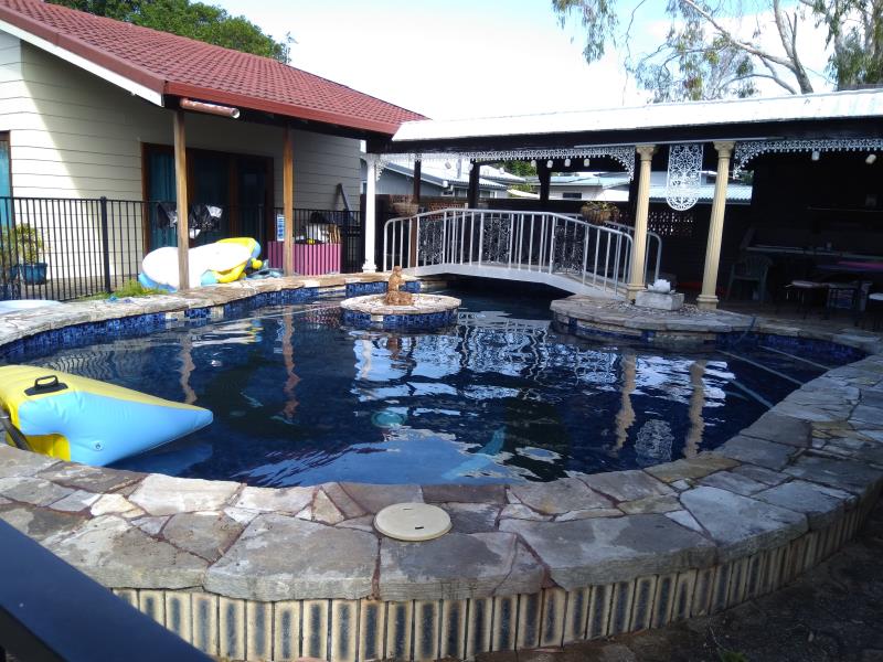 pool cleaner Runaway Bay