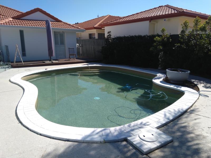 pool cleaner Broadbeach