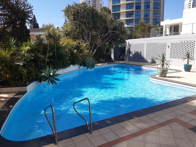 pool cleaner Main Beach
