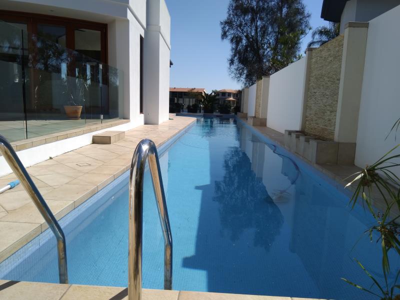 pool cleaner Broadbeach Waters