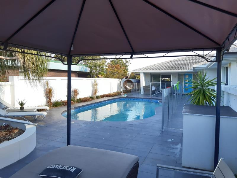 pool cleaner Broadbeach Waters