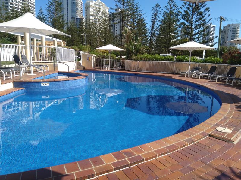 pool cleaner Main Beach