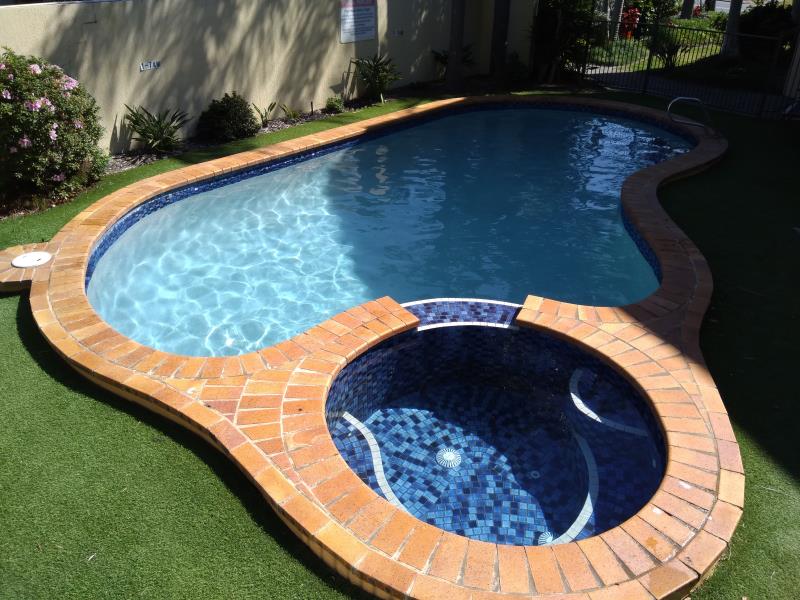 pool cleaner Runaway Bay
