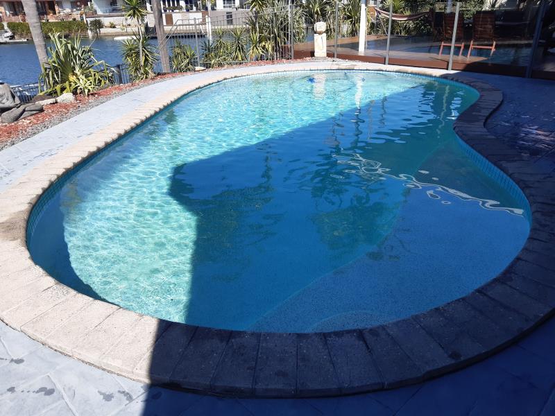 pool cleaner Runaway Bay