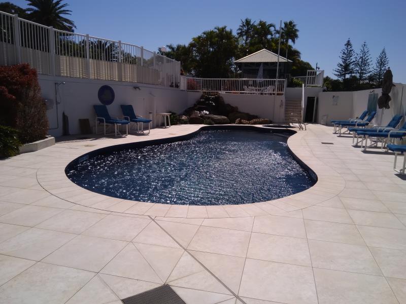 pool cleaner Runaway Bay