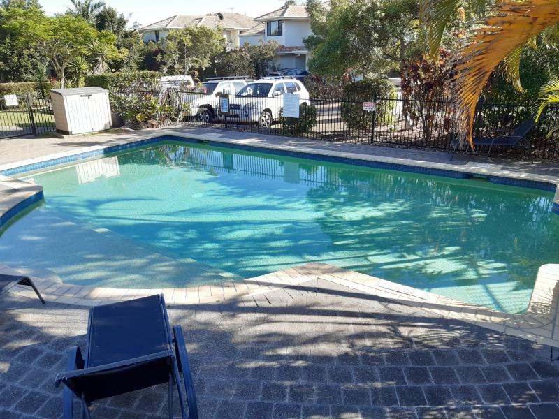 pool cleaner Arundel