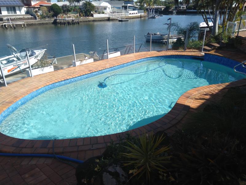 pool cleaner Runaway Bay