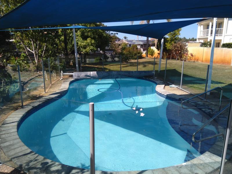 pool cleaner Runaway Bay