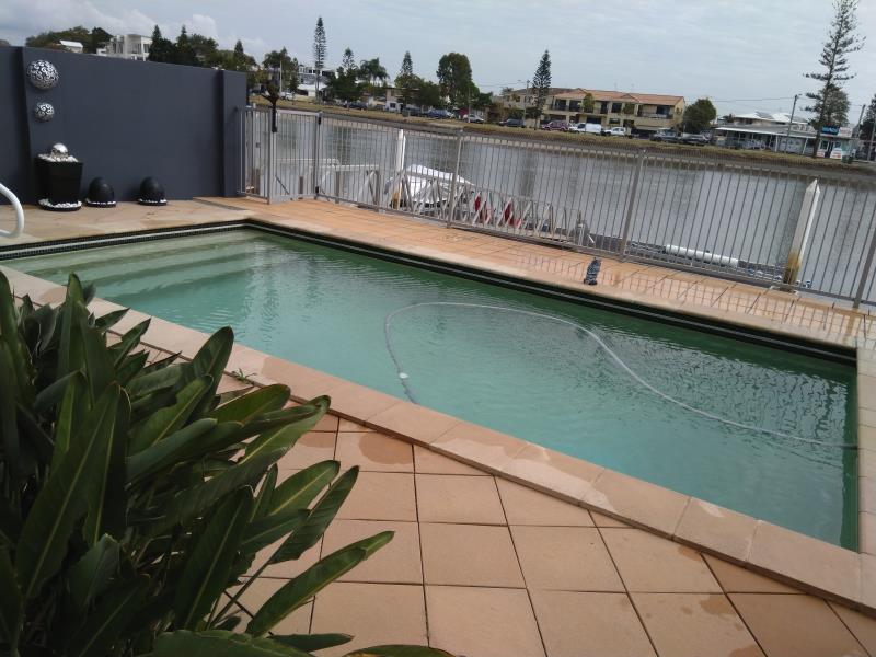 pool cleaner Runaway Bay