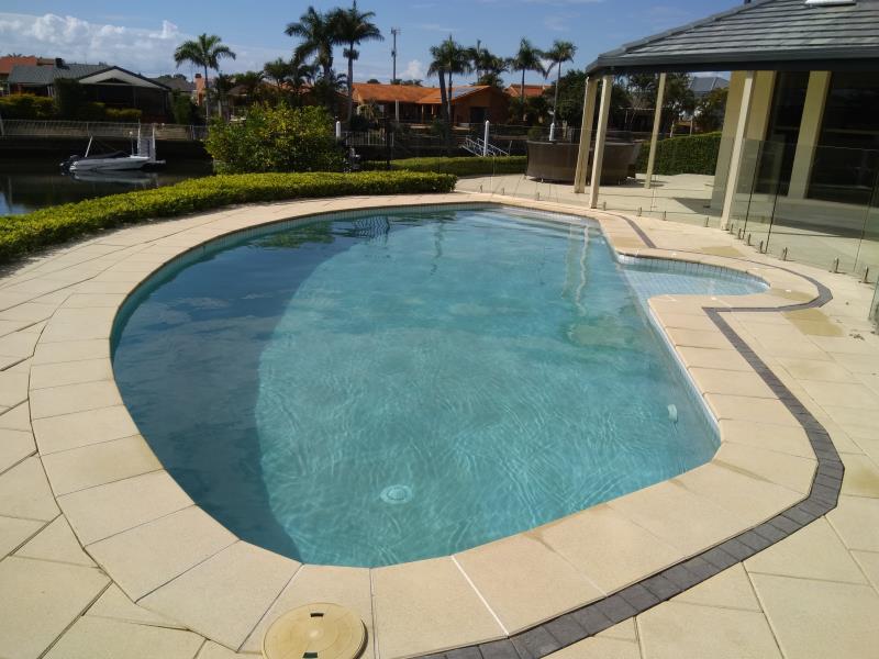 pool cleaner Runaway Bay