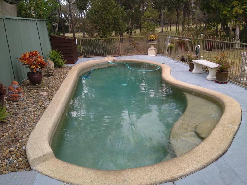 pool cleaner Arundel
