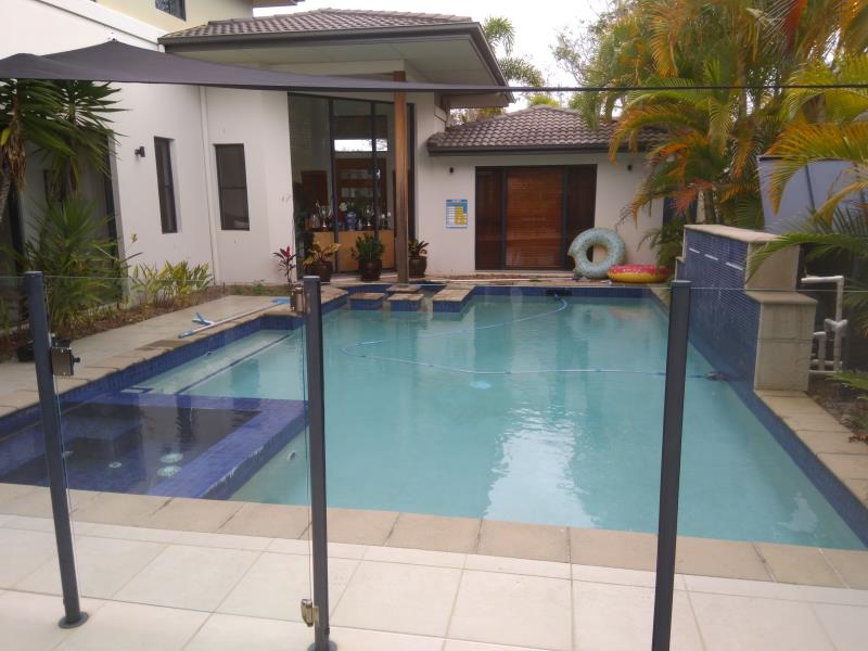 pool cleaner Hope Island