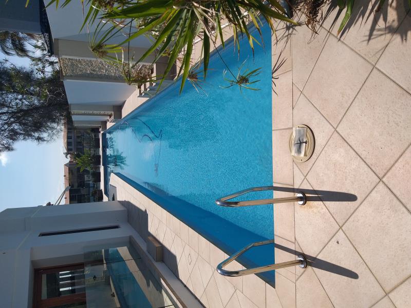 pool cleaner Broadbeach Waters