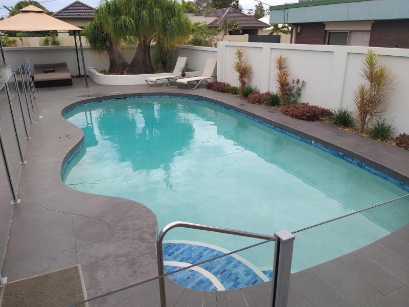 pool cleaner Broadbeach Waters