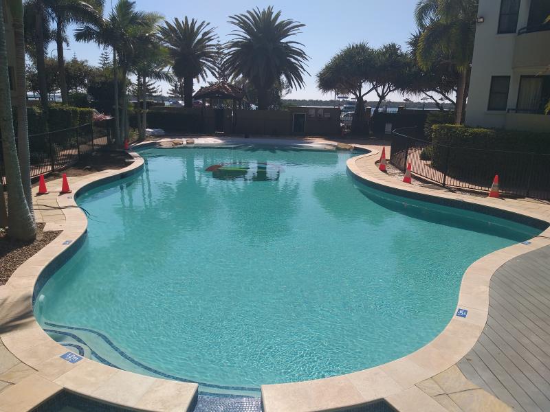 pool cleaner Biggera Waters