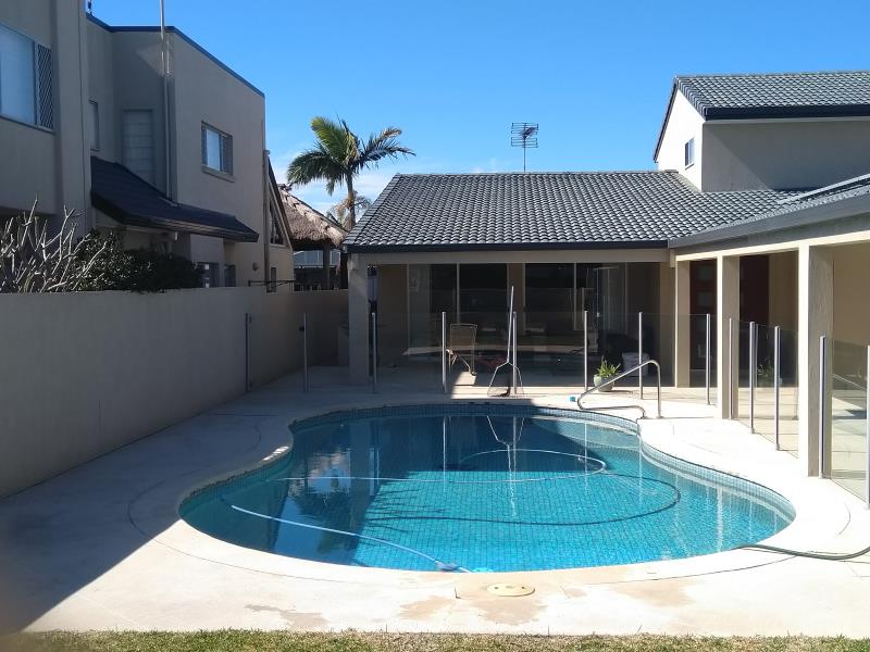 pool cleaner Runaway Bay