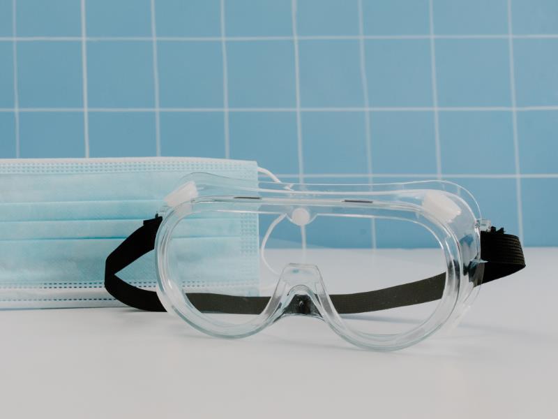 An example of the protective googles used by plumbers, as well as a common facemask